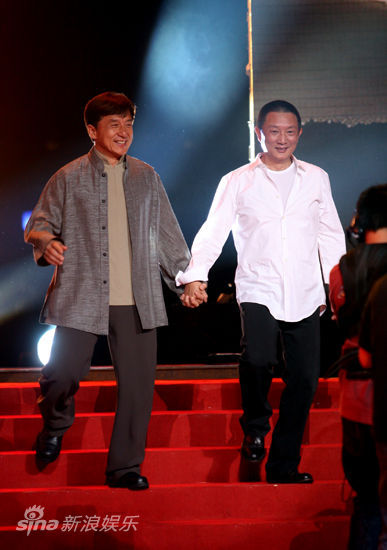 成龙和张黎出现